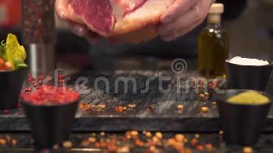 特写镜头。 一块肉落在木板上做饭，慢动作